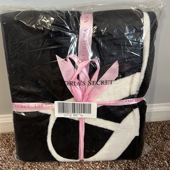 Victoria’s Secret Plush Throw Blanket! - Picture 2 of 3
